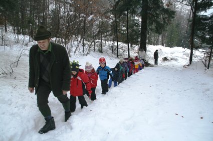Jäger und Kinder beim Marsch.